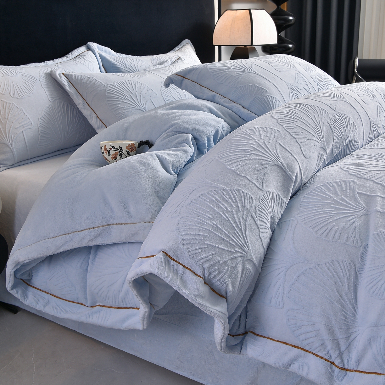 91家纺网 家纺一手货源 找家纺 苏迪网销供货 2025新款牛奶绒四件套A类高克重全消光雕花一字绣工艺款 银杏叶-湖小兰