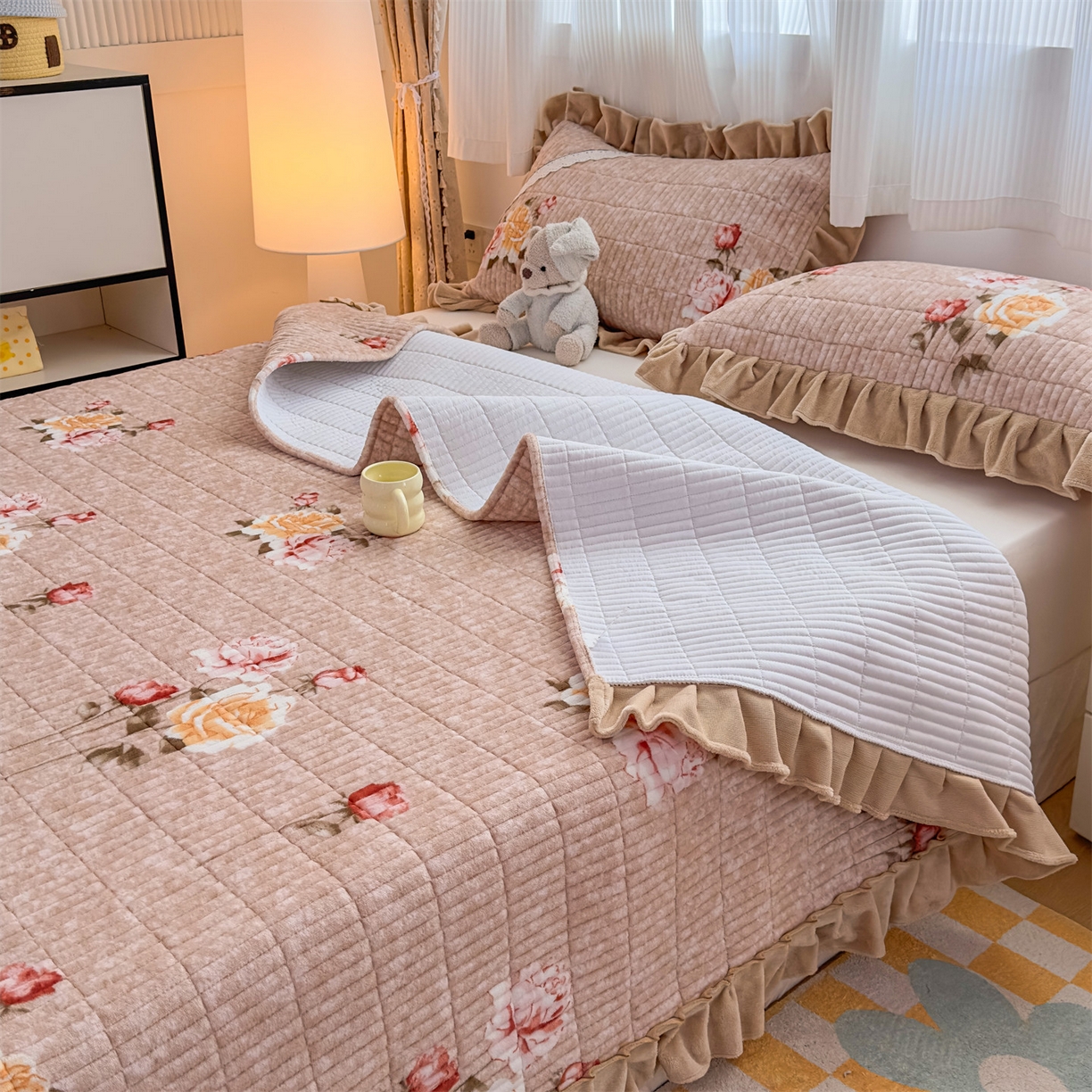 91家纺网 家纺一手货源 找家纺 恒爱家纺 2025新款牛奶绒夹棉花边床盖系列三件套 争奇斗艳-驼