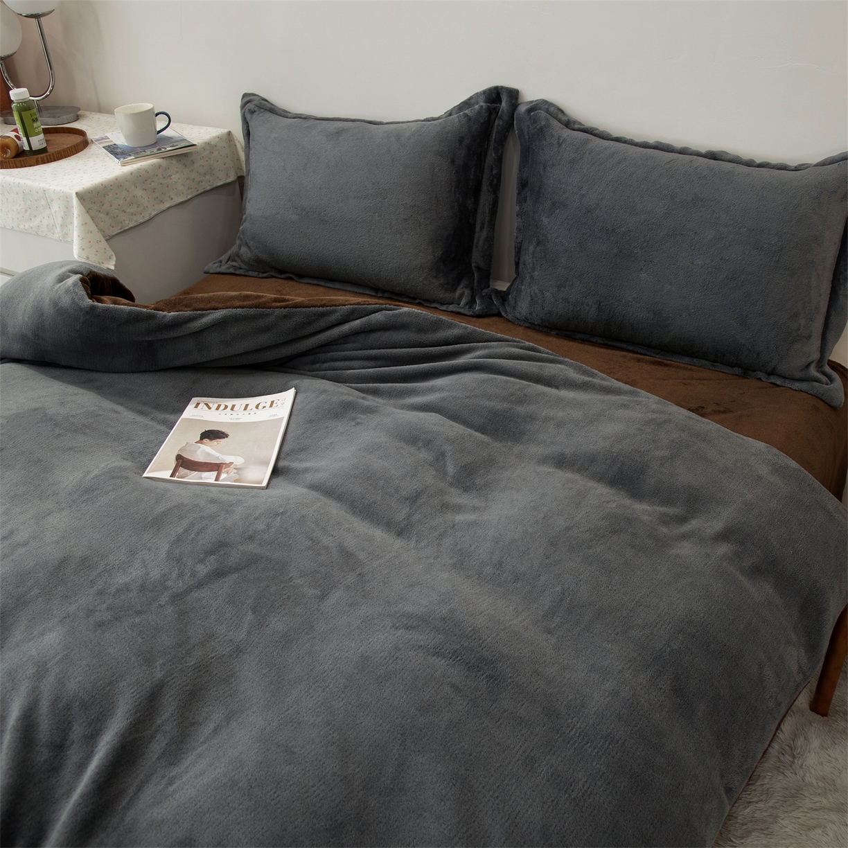 91家纺网 家纺一手货源 找家纺 兰紫橙家纺 2025新款双面绒纯色双拼牛奶绒四件套 深灰+咖啡