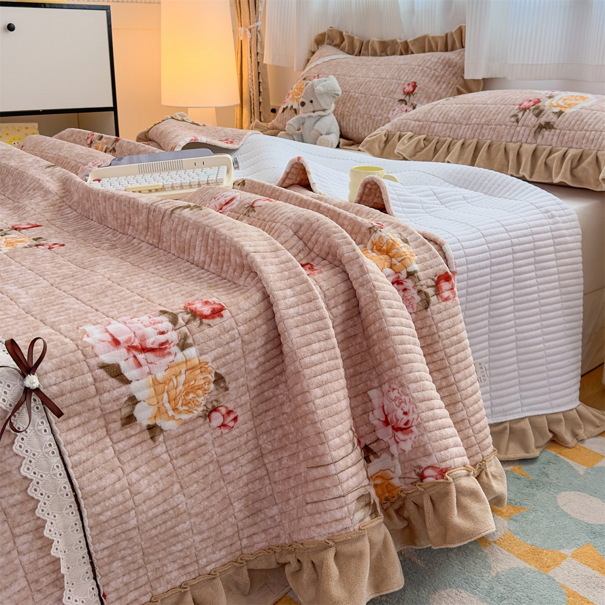 91家纺网 家纺一手货源 找家纺 恒爱家纺 2025新款牛奶绒夹棉花边床盖系列三件套 争奇斗艳-驼