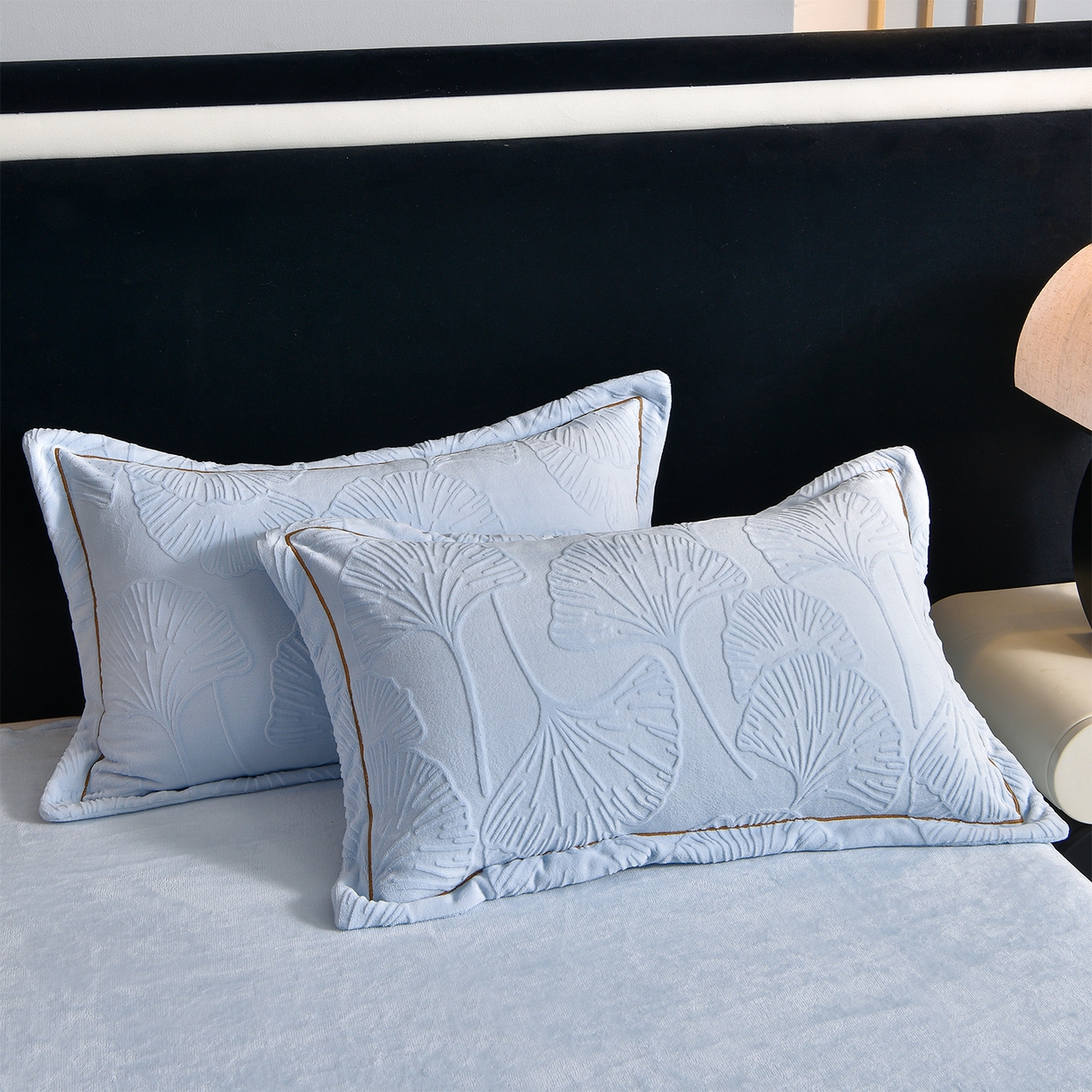 91家纺网 家纺一手货源 找家纺 苏迪网销供货 2025新款牛奶绒四件套A类高克重全消光雕花一字绣工艺款 银杏叶-湖小兰