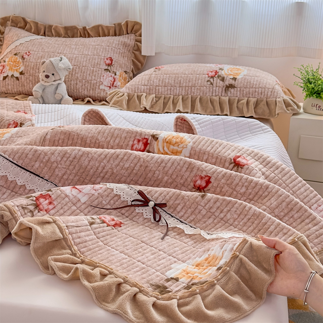 91家纺网 家纺一手货源 找家纺 恒爱家纺 2025新款牛奶绒夹棉花边床盖系列三件套 争奇斗艳-驼