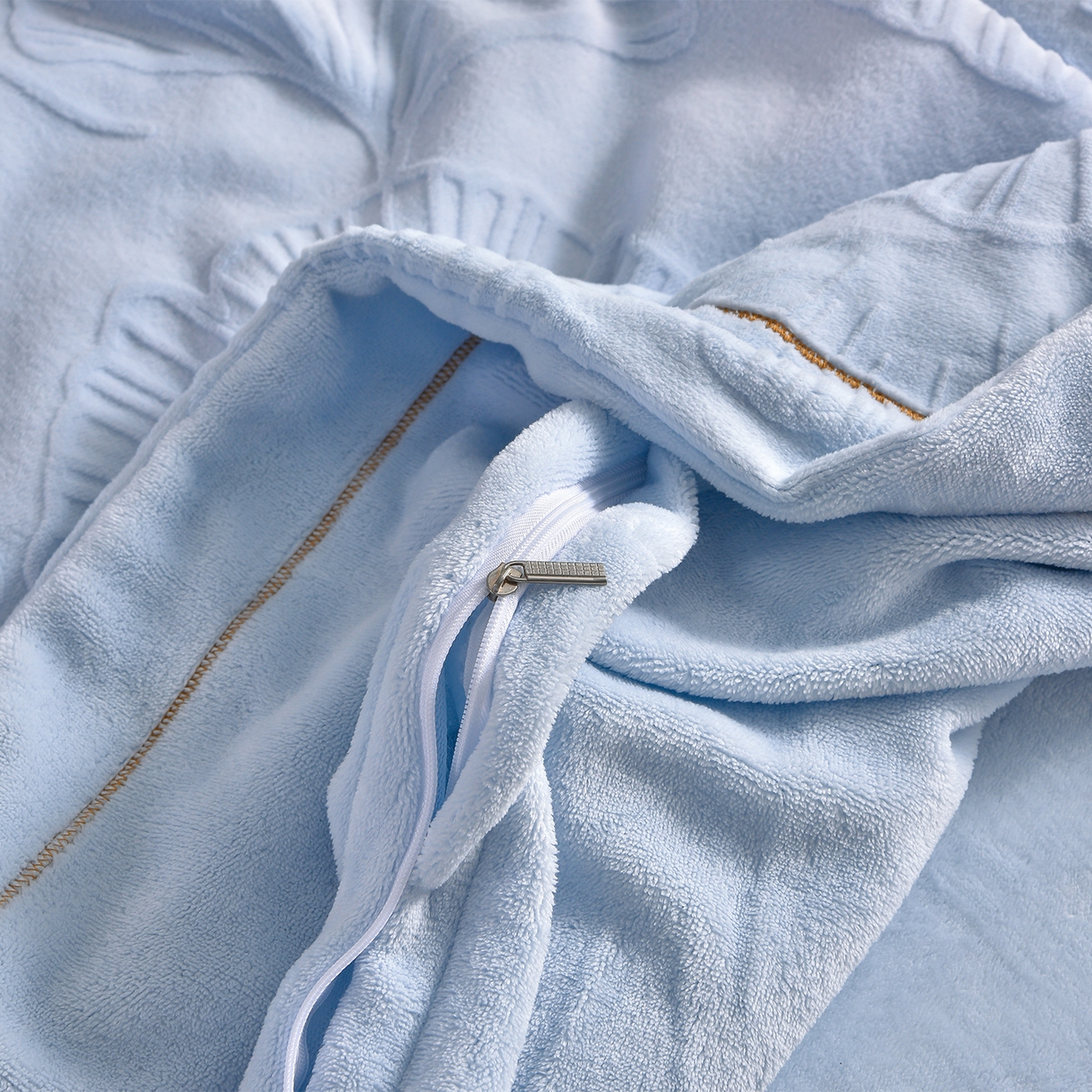 91家纺网 家纺一手货源 找家纺 苏迪网销供货 2025新款牛奶绒四件套A类高克重全消光雕花一字绣工艺款 银杏叶-湖小兰