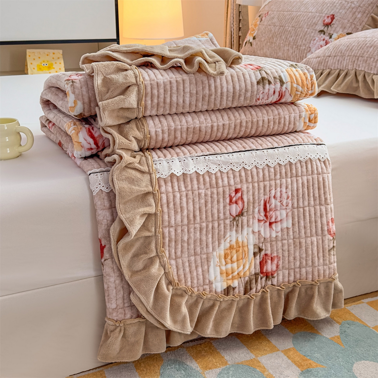 91家纺网 家纺一手货源 找家纺 恒爱家纺 2025新款牛奶绒夹棉花边床盖系列三件套 争奇斗艳-驼