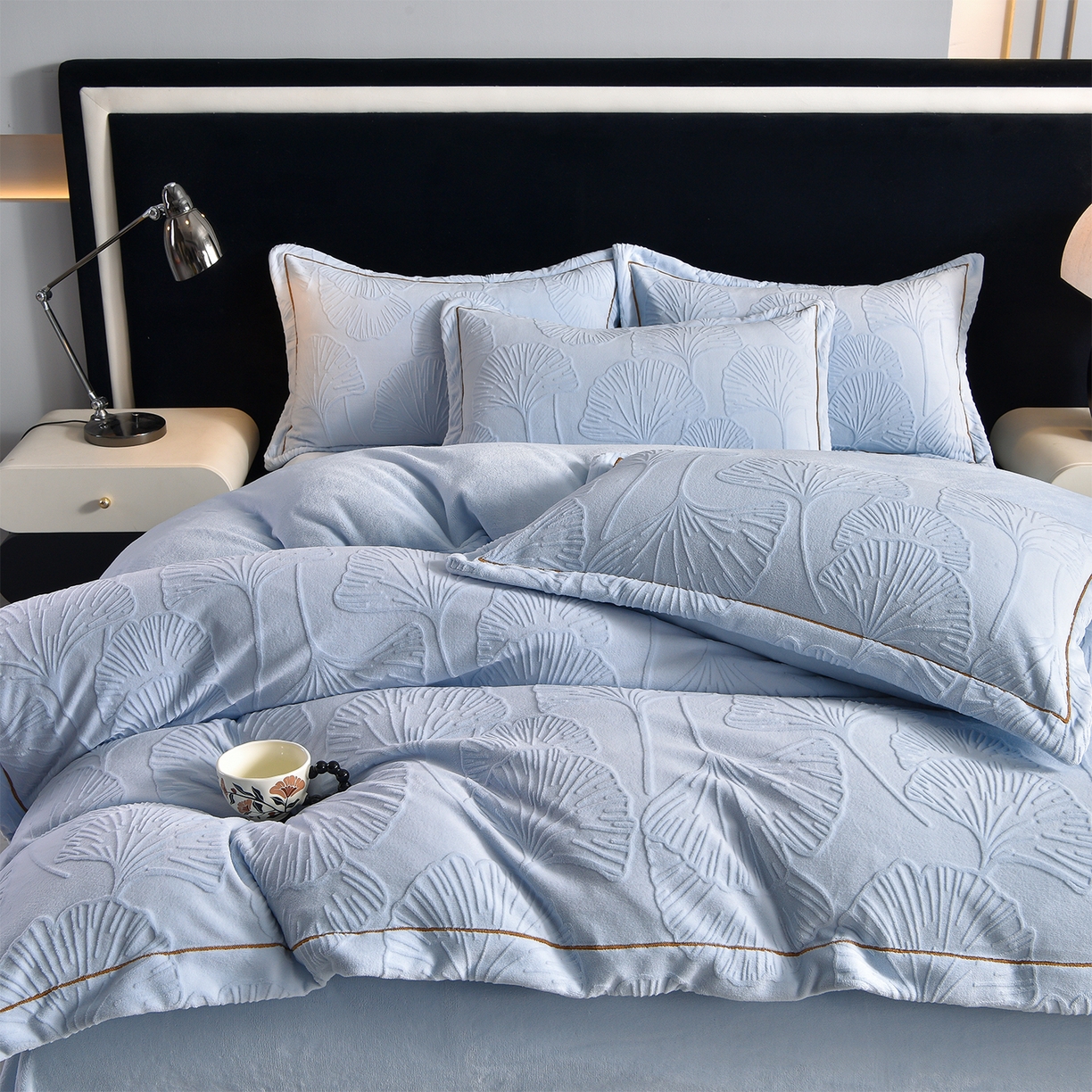 91家纺网 家纺一手货源 找家纺 苏迪网销供货 2025新款牛奶绒四件套A类高克重全消光雕花一字绣工艺款 银杏叶-湖小兰