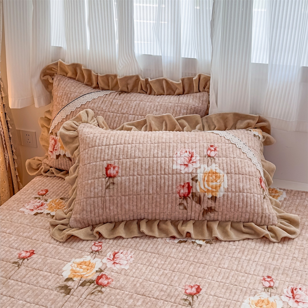 91家纺网 家纺一手货源 找家纺 恒爱家纺 2025新款牛奶绒夹棉花边床盖系列三件套 争奇斗艳-驼