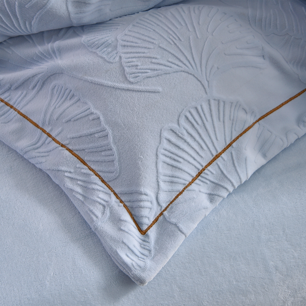 91家纺网 家纺一手货源 找家纺 苏迪网销供货 2025新款牛奶绒四件套A类高克重全消光雕花一字绣工艺款 银杏叶-湖小兰