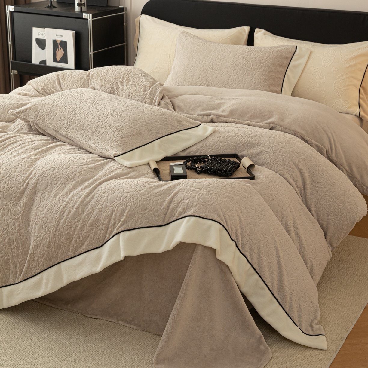 91家纺网 家纺一手货源 找家纺 懒猫家纺 2025新款纯色雕花牛奶绒四件套 西漫-咖