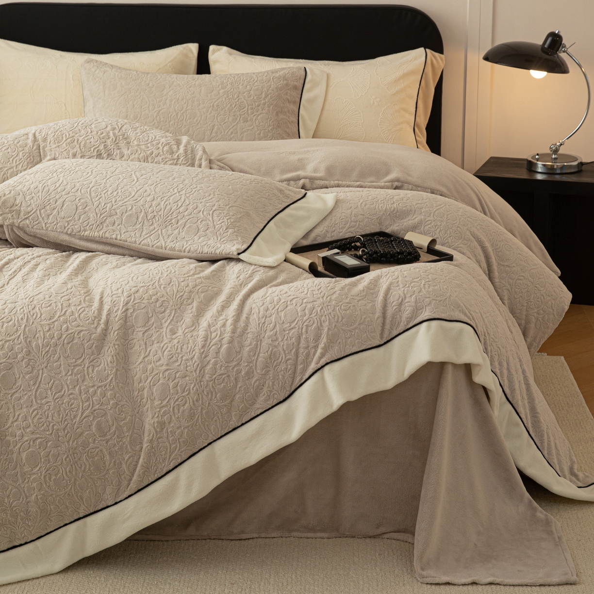 91家纺网 家纺一手货源 找家纺 懒猫家纺 2025新款纯色雕花牛奶绒四件套 西漫-咖