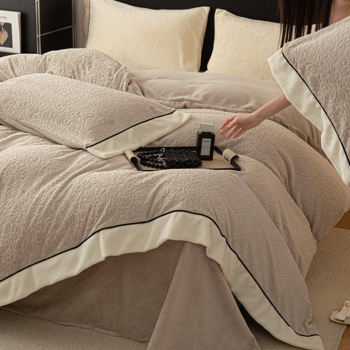 91家纺网 家纺一手货源 找家纺 懒猫家纺 2025新款纯色雕花牛奶绒四件套 西漫-咖