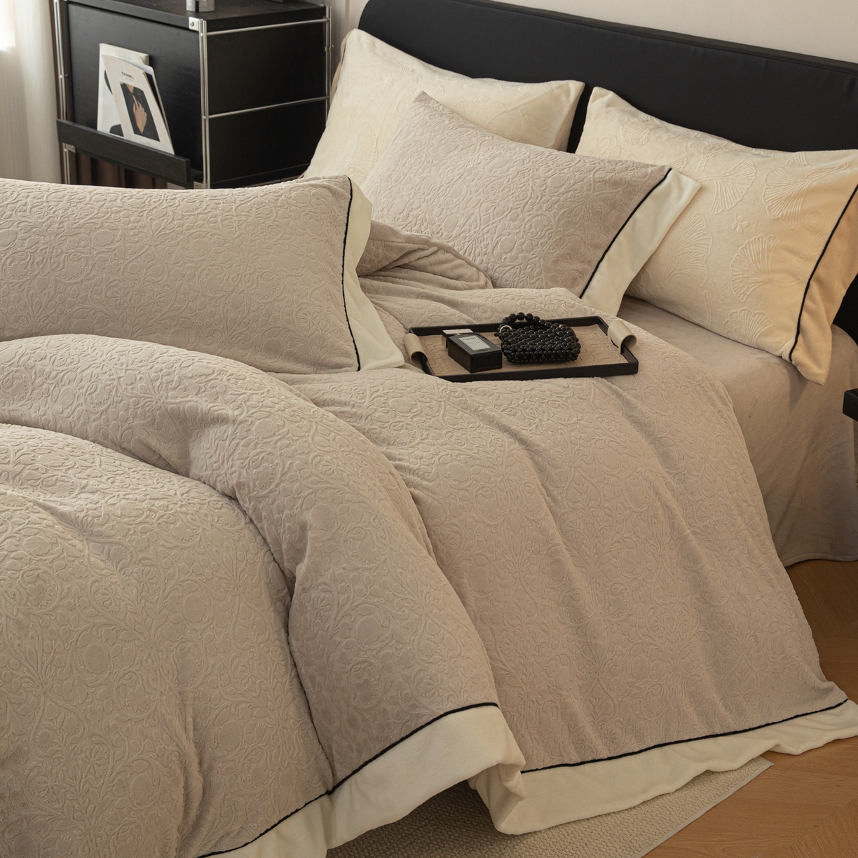 91家纺网 家纺一手货源 找家纺 懒猫家纺 2025新款纯色雕花牛奶绒四件套 西漫-咖