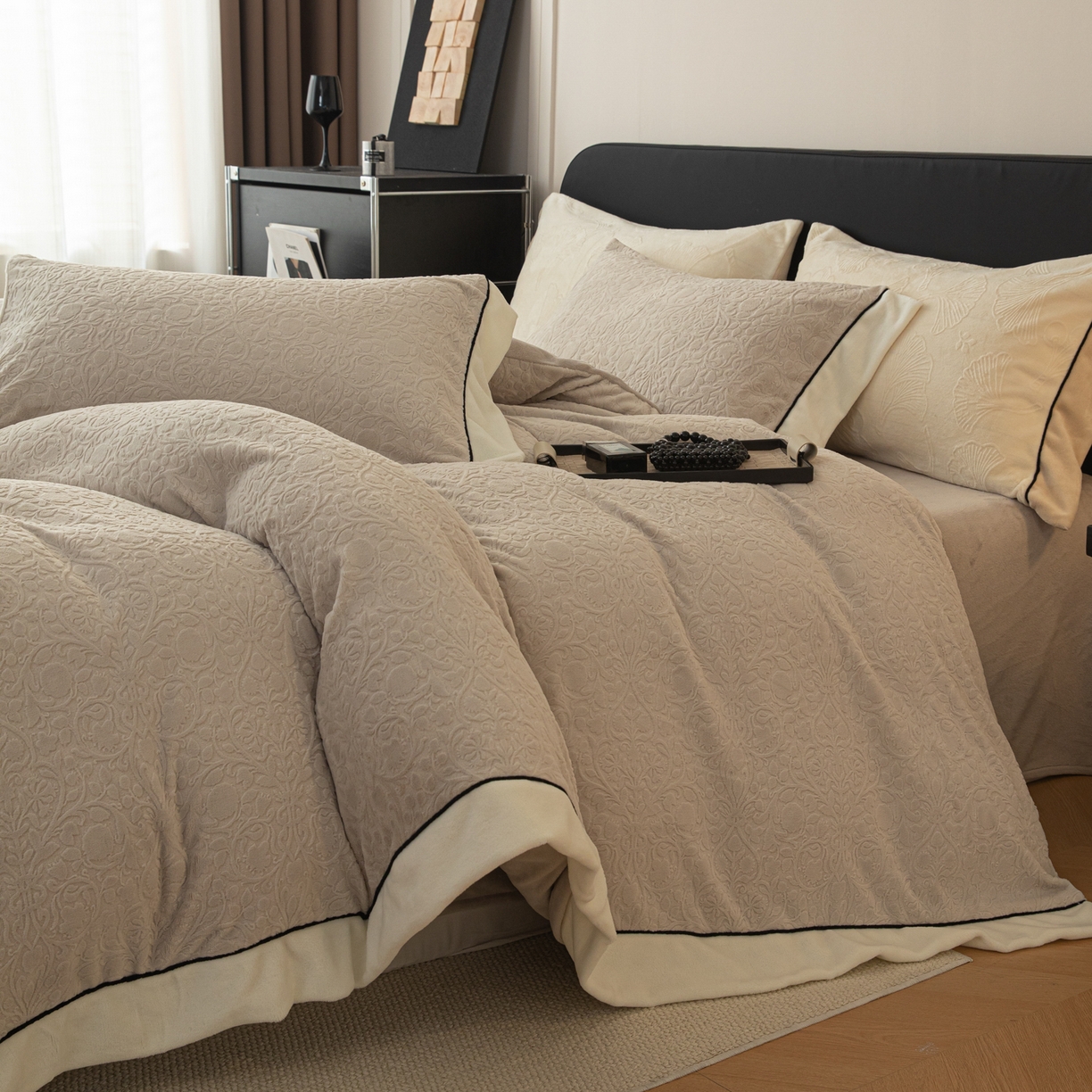 91家纺网 家纺一手货源 找家纺 懒猫家纺 2025新款纯色雕花牛奶绒四件套 西漫-咖