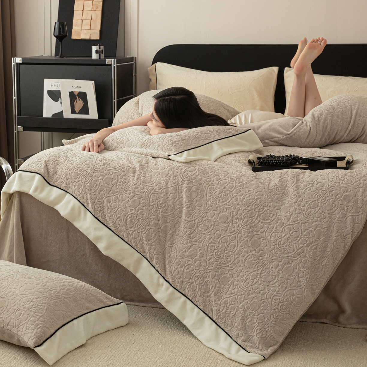 91家纺网 家纺一手货源 找家纺 懒猫家纺 2025新款纯色雕花牛奶绒四件套 西漫-咖