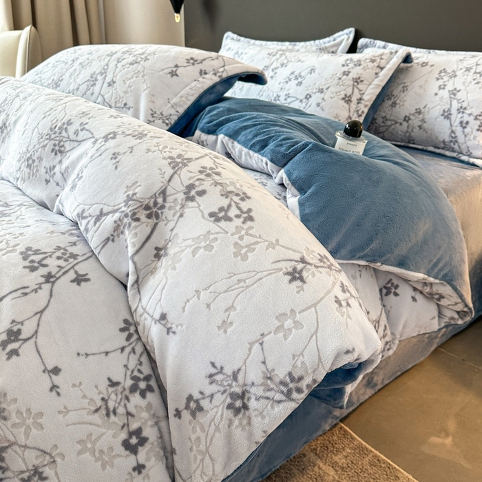 91家纺网 家纺一手货源 找家纺 （总）大米家居 2025新款高克重简约雕花绒四件套寒梅系列