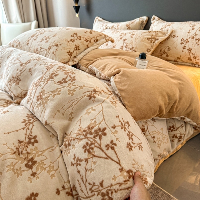 91家纺网 家纺一手货源 找家纺 （总）大米家居 2025新款高克重简约雕花绒四件套寒梅系列