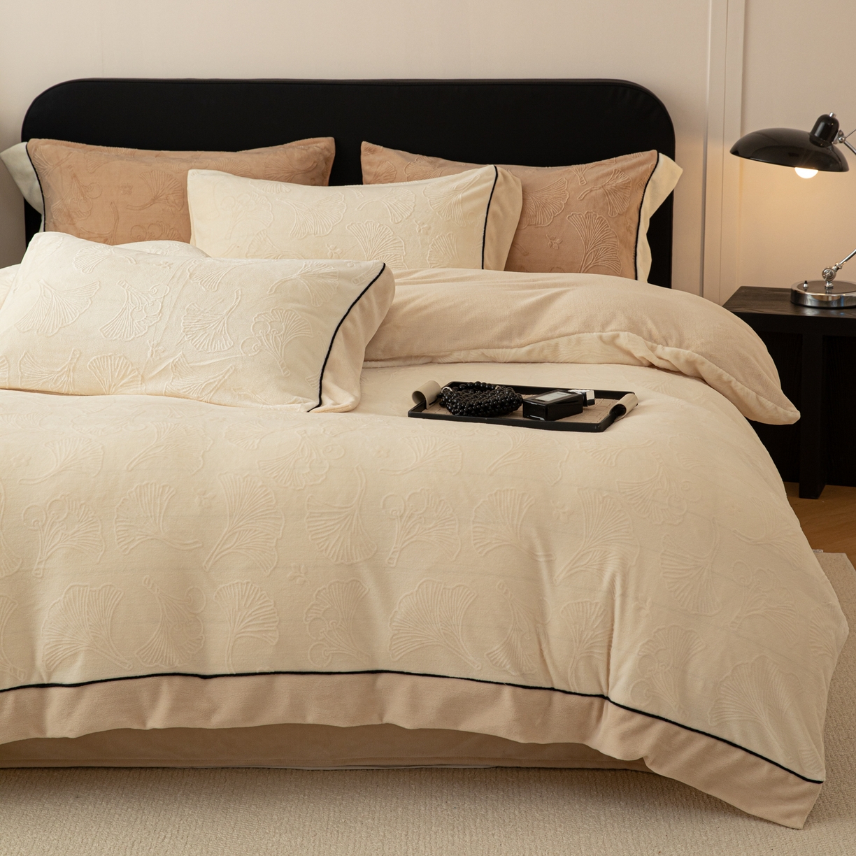 91家纺网 家纺一手货源 找家纺 懒猫家纺 2025新款纯色雕花牛奶绒四件套 银杏叶-黄