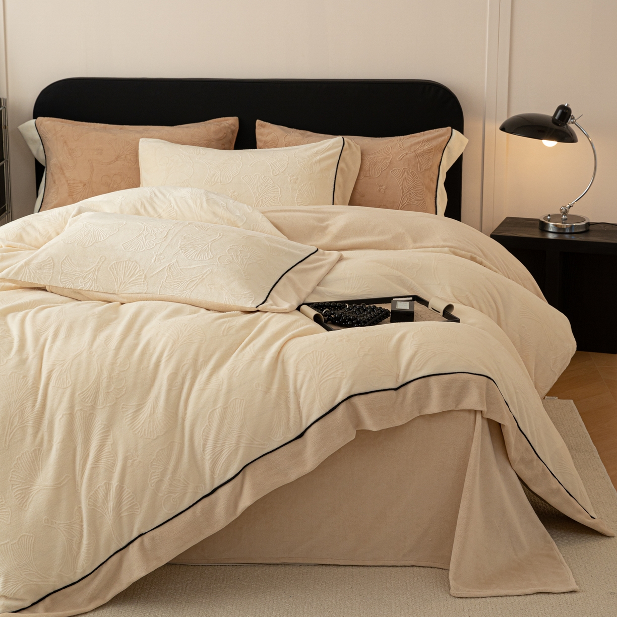 91家纺网 家纺一手货源 找家纺 懒猫家纺 2025新款纯色雕花牛奶绒四件套 银杏叶-黄