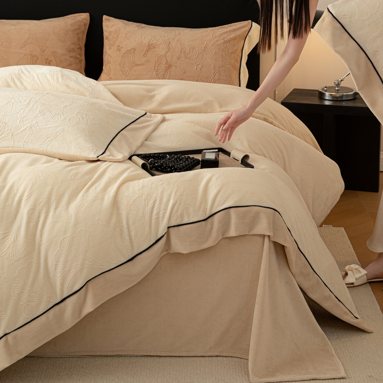 91家纺网 家纺一手货源 找家纺 懒猫家纺 2025新款纯色雕花牛奶绒四件套 银杏叶-黄