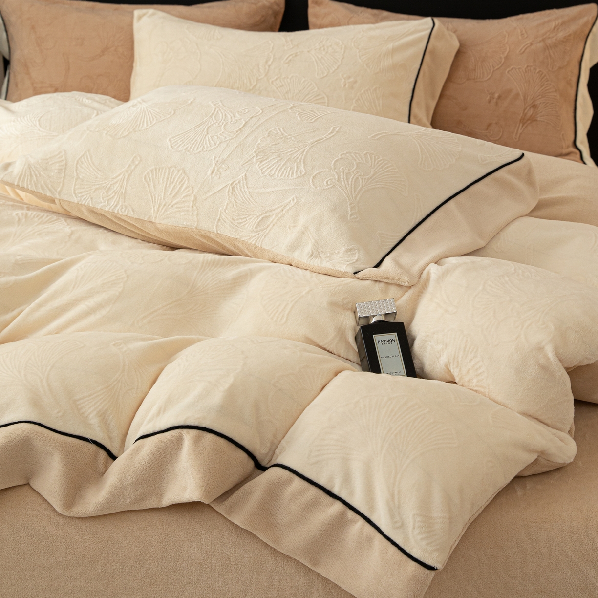 91家纺网 家纺一手货源 找家纺 懒猫家纺 2025新款纯色雕花牛奶绒四件套 银杏叶-黄