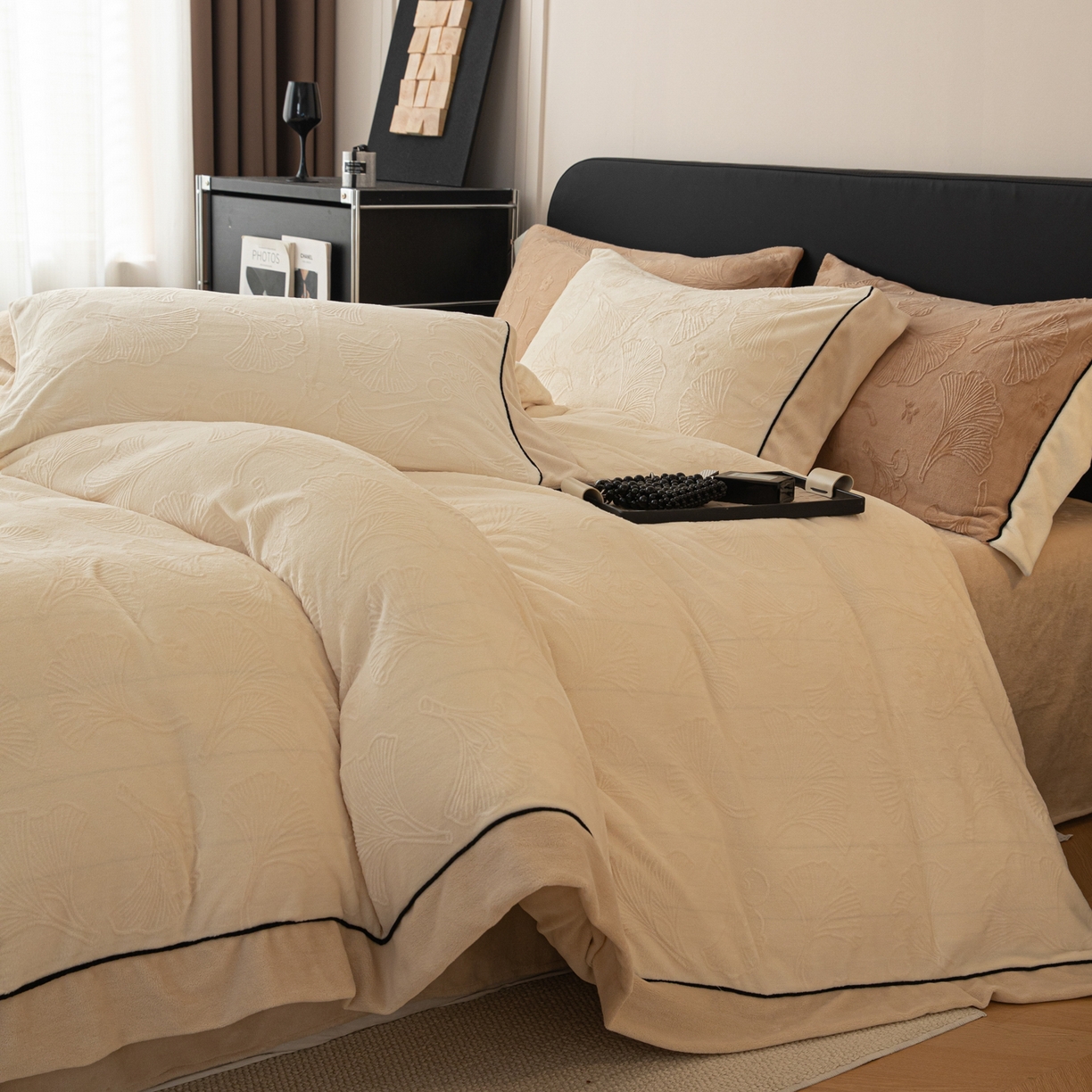 91家纺网 家纺一手货源 找家纺 懒猫家纺 2025新款纯色雕花牛奶绒四件套 银杏叶-黄