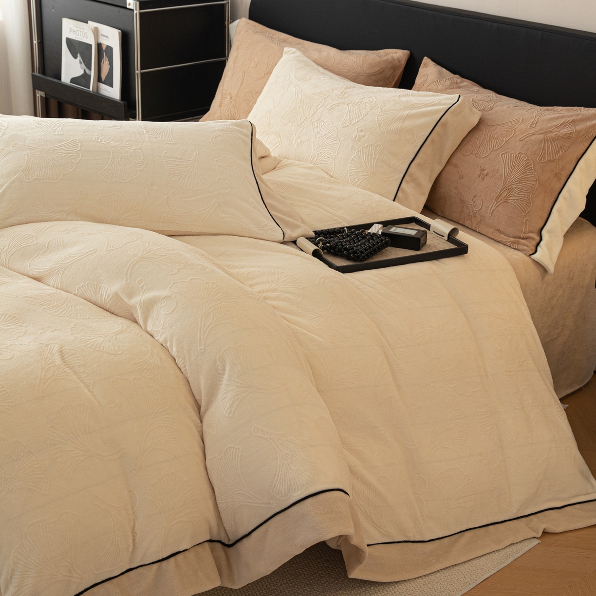 91家纺网 家纺一手货源 找家纺 懒猫家纺 2025新款纯色雕花牛奶绒四件套 银杏叶-黄