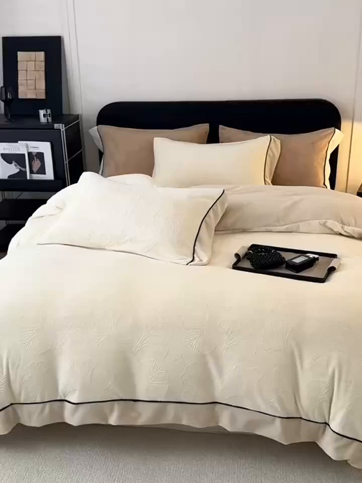 91家纺网 家纺一手货源 找家纺 懒猫家纺 2025新款纯色雕花牛奶绒四件套 银杏叶-黄