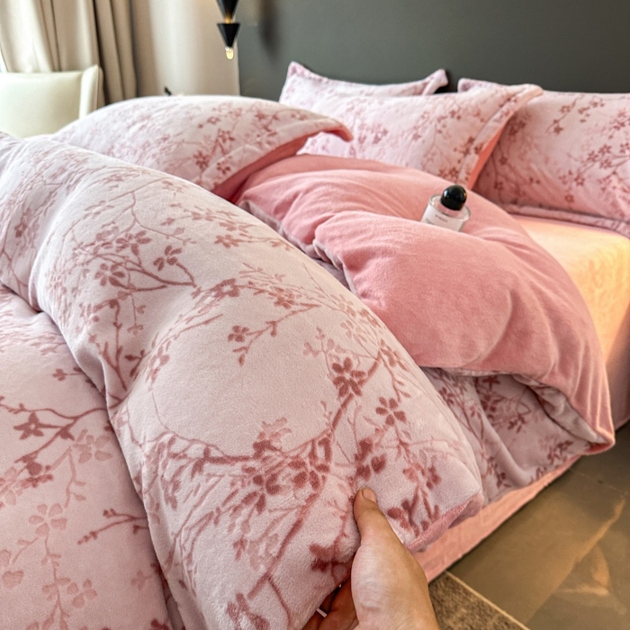 91家纺网 家纺一手货源 找家纺 （总）大米家居 2025新款高克重简约雕花绒四件套寒梅系列