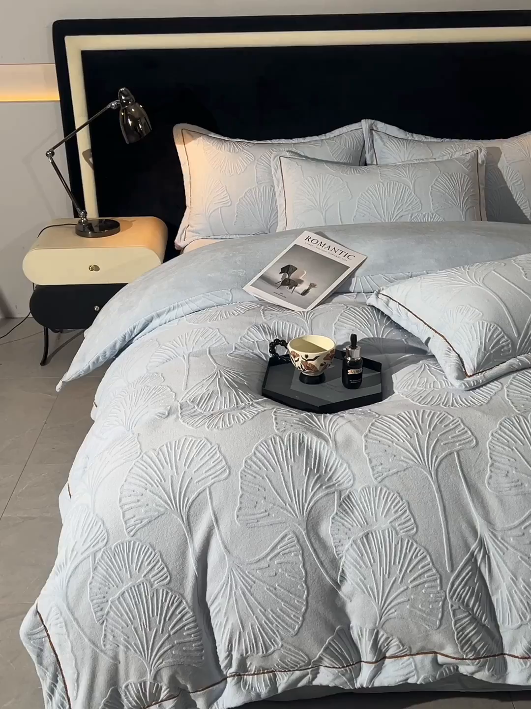 91家纺网 家纺一手货源 找家纺 苏迪网销供货 2025新款牛奶绒四件套A类高克重全消光雕花一字绣工艺款 银杏叶-湖小兰