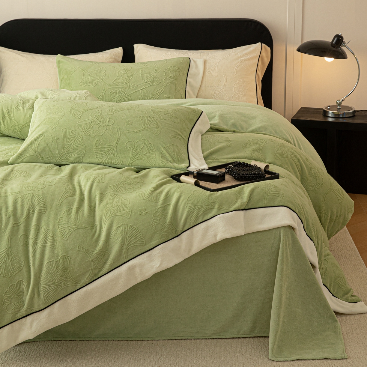 91家纺网 家纺一手货源 找家纺 懒猫家纺 2025新款纯色雕花牛奶绒四件套 银杏叶-绿