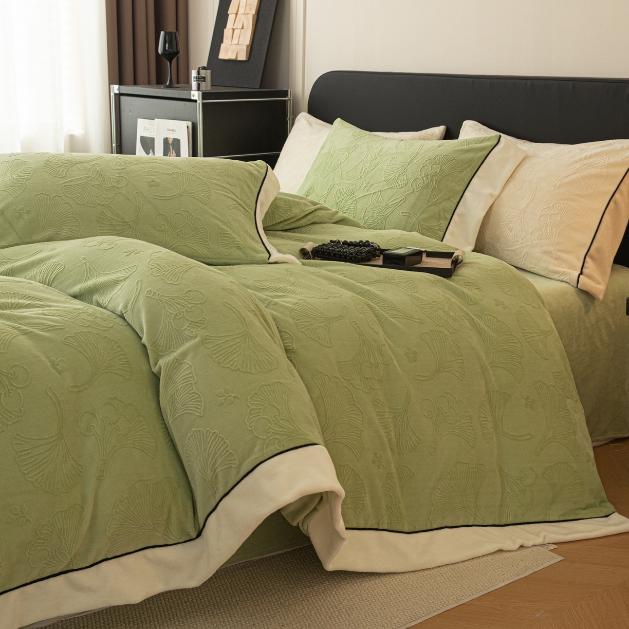 91家纺网 家纺一手货源 找家纺 懒猫家纺 2025新款纯色雕花牛奶绒四件套 银杏叶-绿