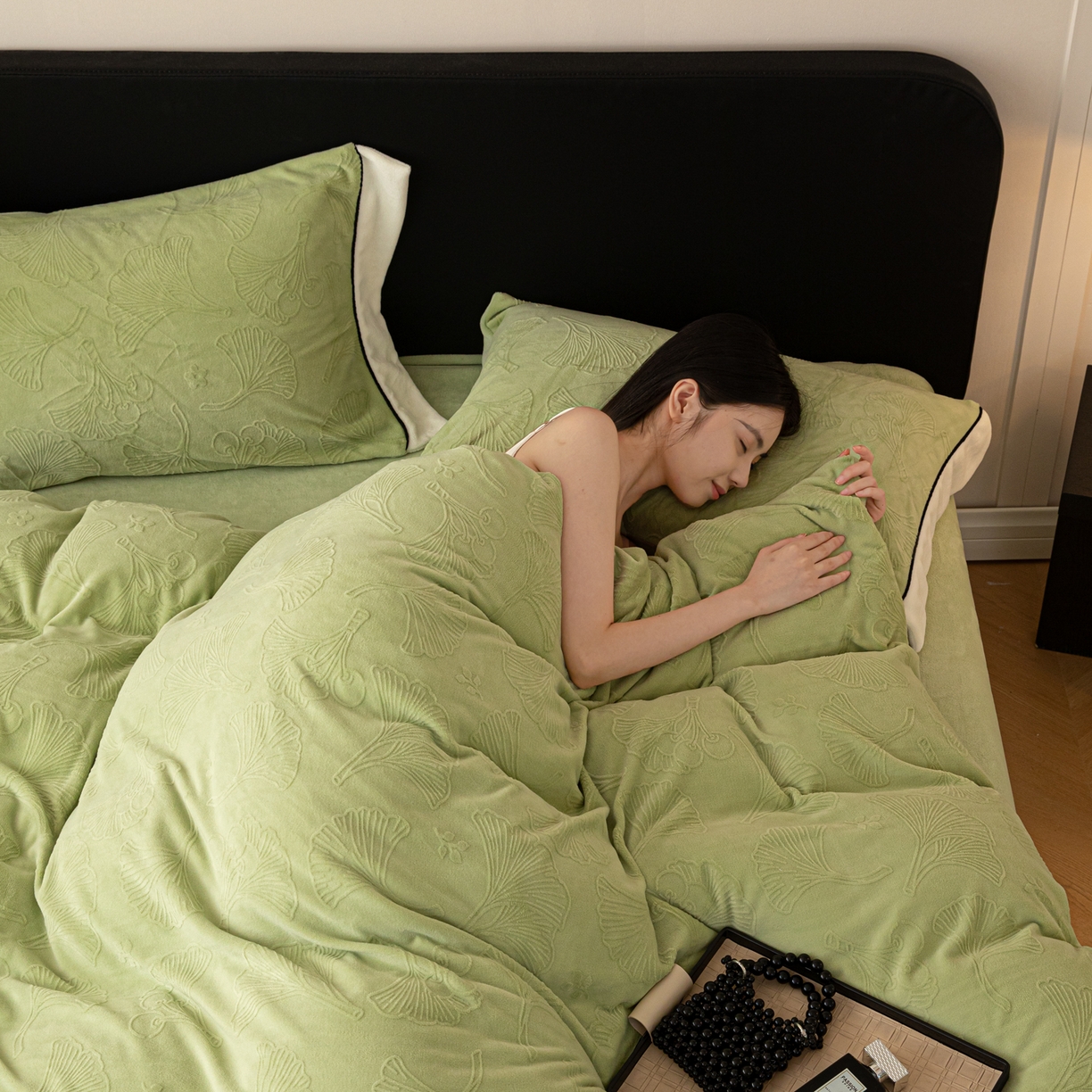 91家纺网 家纺一手货源 找家纺 懒猫家纺 2025新款纯色雕花牛奶绒四件套 银杏叶-绿