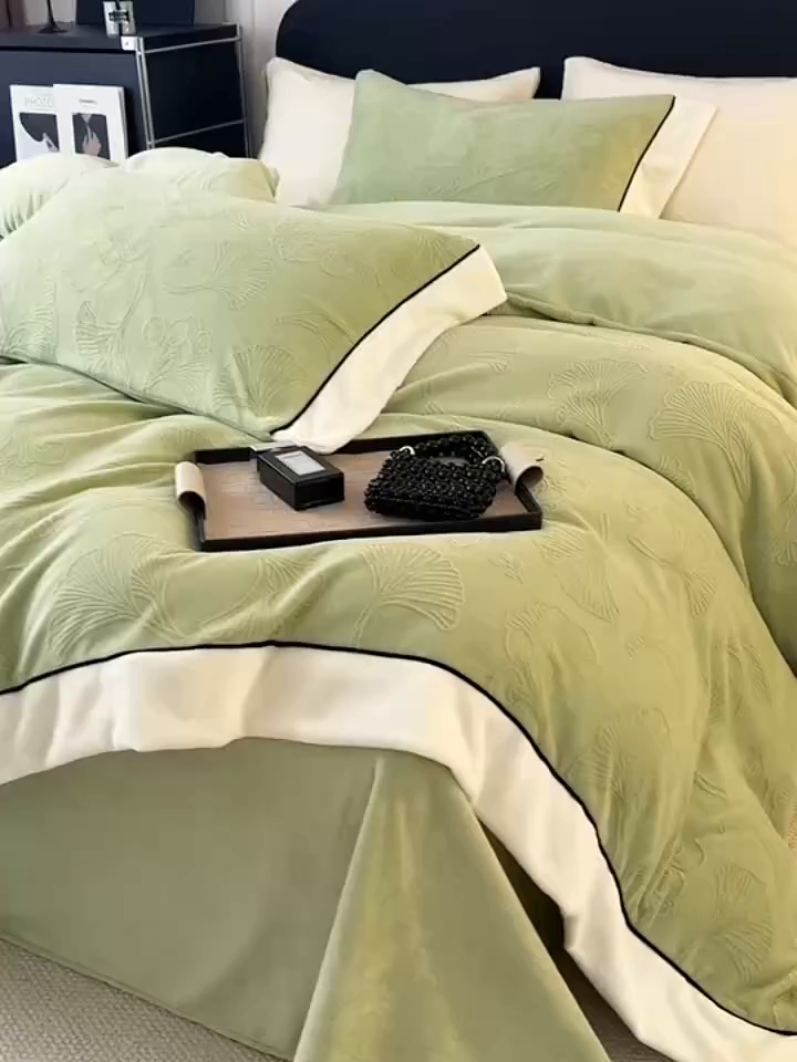 91家纺网 家纺一手货源 找家纺 懒猫家纺 2025新款纯色雕花牛奶绒四件套 银杏叶-绿