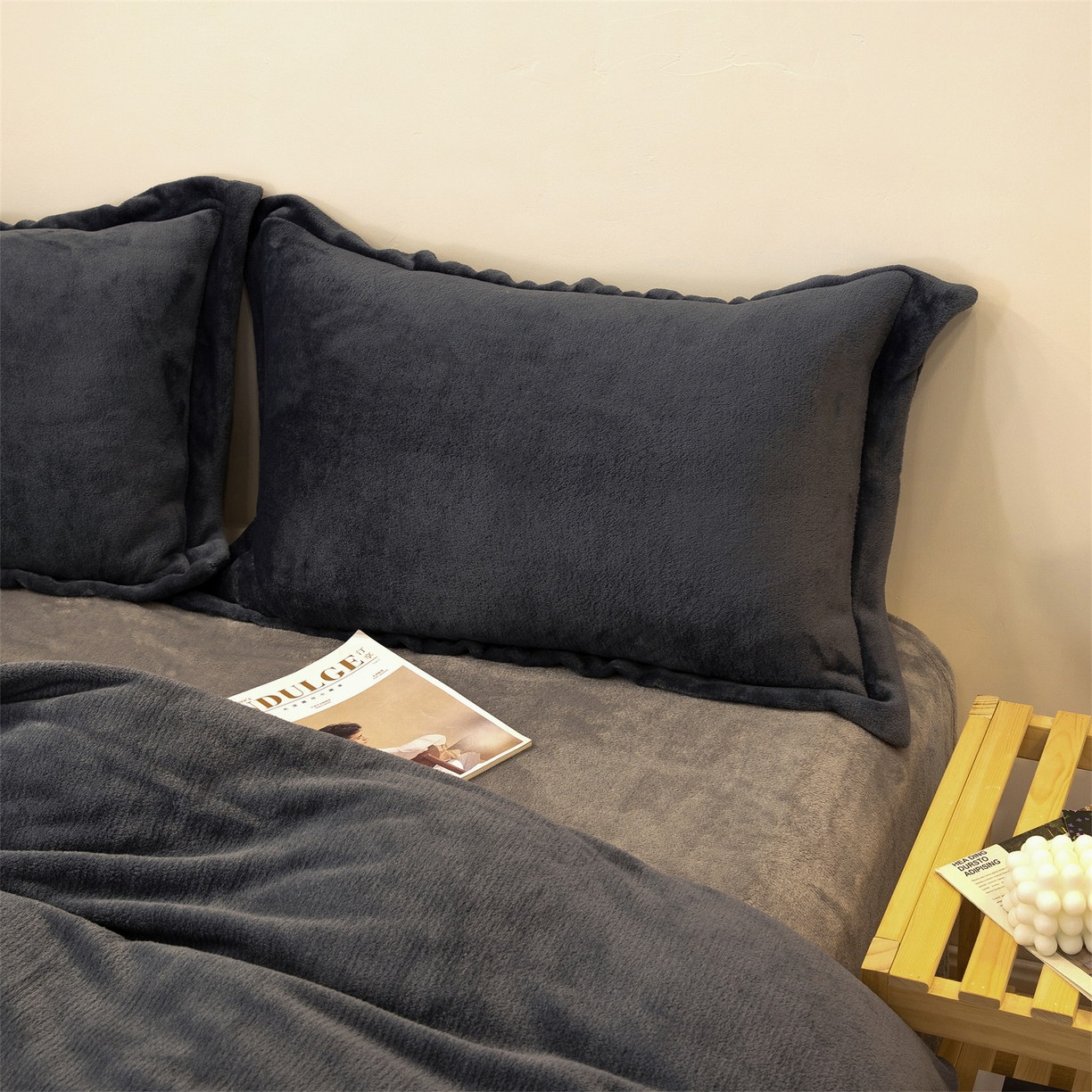 91家纺网 家纺一手货源 找家纺 兰紫橙家纺 2025新款双面绒纯色双拼牛奶绒四件套 深灰+浅灰