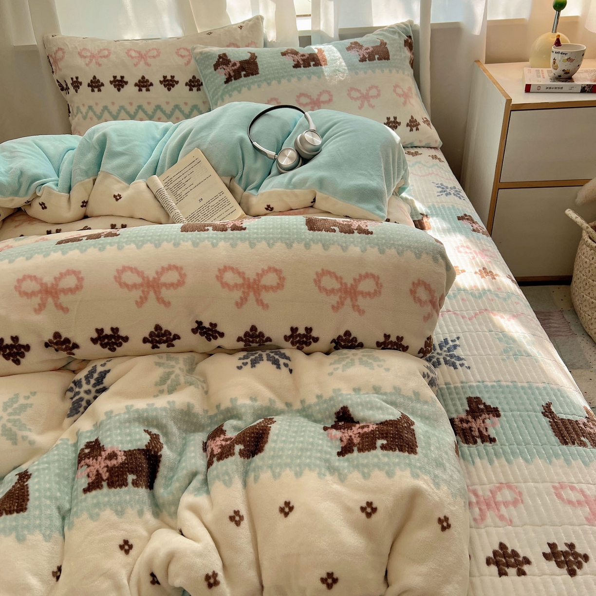 91家纺网 家纺一手货源 找家纺 桃喜 2025新款A类200g牛奶绒（含导电丝）印花床盖款四件套 费尔岛狗狗蓝