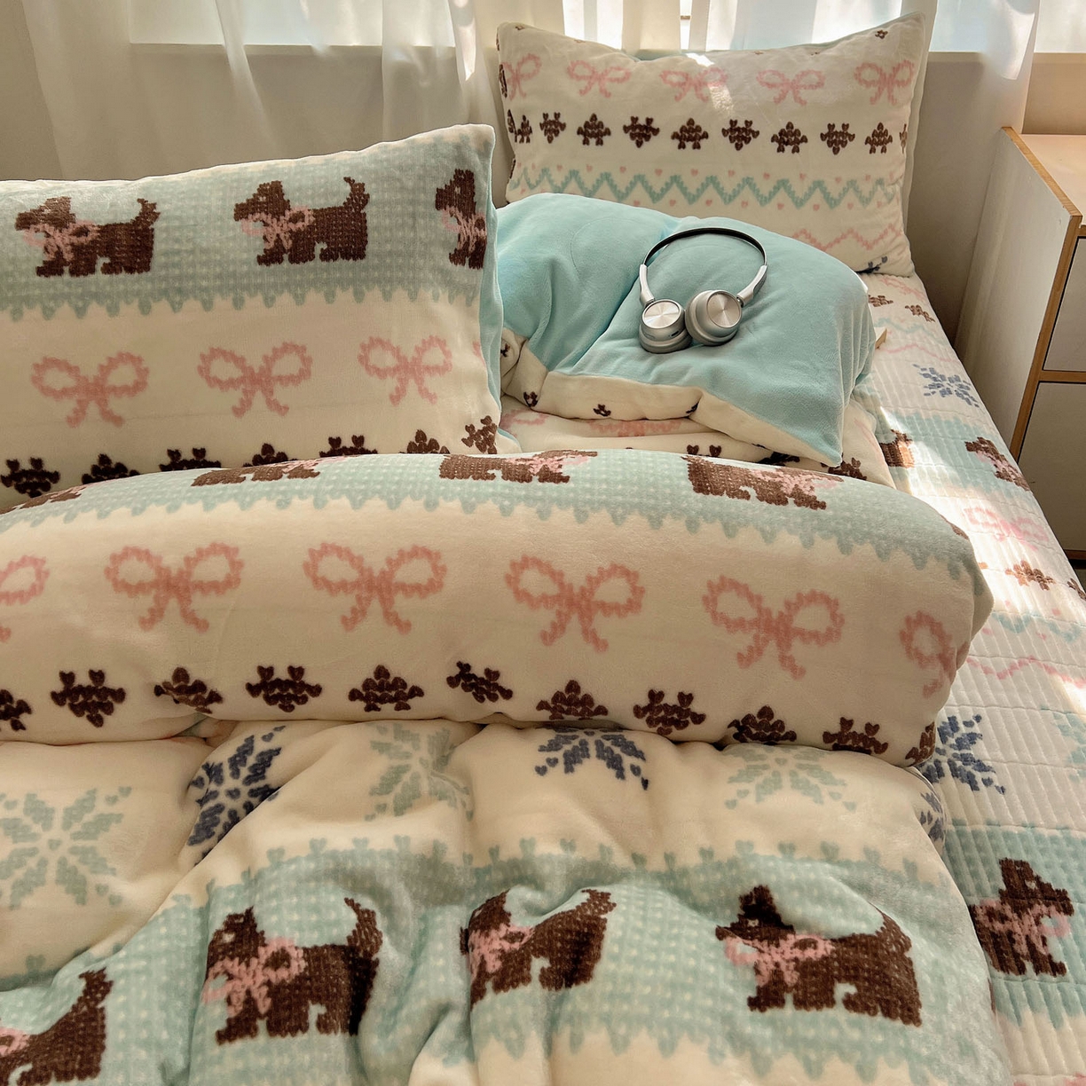 91家纺网 家纺一手货源 找家纺 桃喜 2025新款A类200g牛奶绒（含导电丝）印花床盖款四件套 费尔岛狗狗蓝