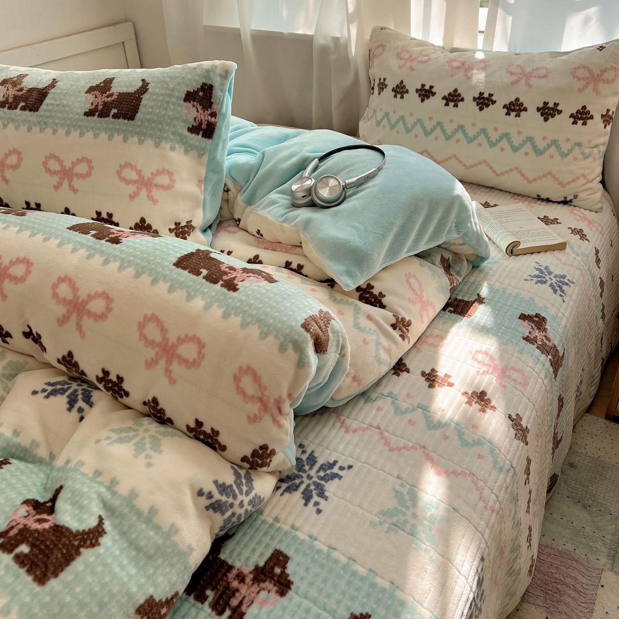 91家纺网 家纺一手货源 找家纺 桃喜 2025新款A类200g牛奶绒（含导电丝）印花床盖款四件套 费尔岛狗狗蓝