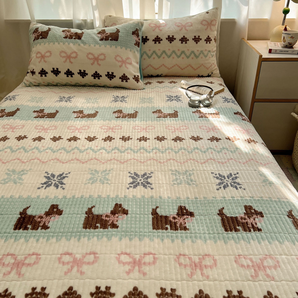 91家纺网 家纺一手货源 找家纺 桃喜 2025新款A类200g牛奶绒（含导电丝）印花床盖款四件套 费尔岛狗狗蓝