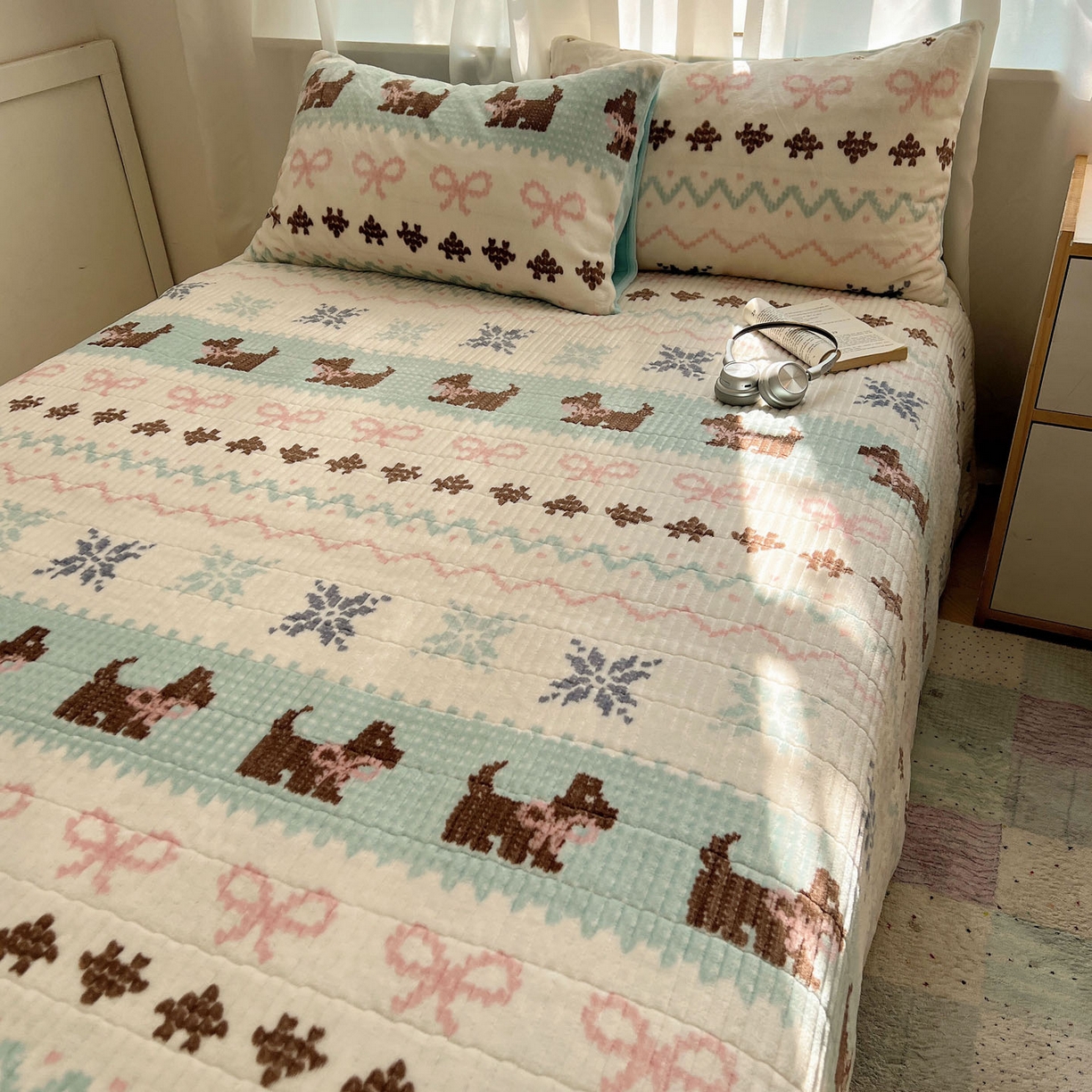 91家纺网 家纺一手货源 找家纺 桃喜 2025新款A类200g牛奶绒（含导电丝）印花床盖款四件套 费尔岛狗狗蓝