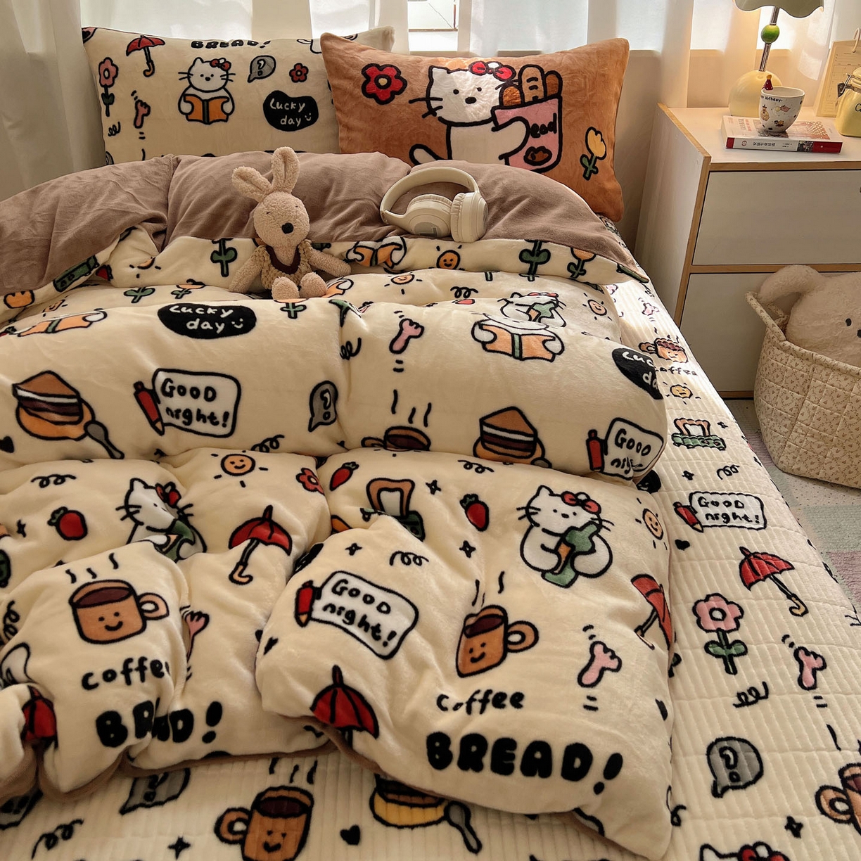 91家纺网 家纺一手货源 找家纺 桃喜 2025新款A类200g牛奶绒（含导电丝）印花床盖款四件套 小猫笔记