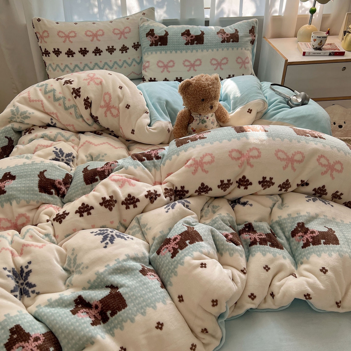 91家纺网 家纺一手货源 找家纺 桃喜 2025新款A类200g牛奶绒（含导电丝）印花床盖款四件套 费尔岛狗狗蓝