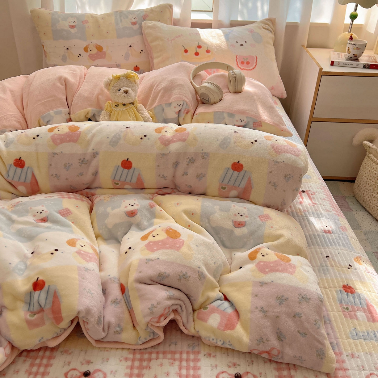 91家纺网 家纺一手货源 找家纺 桃喜 2025新款A类200g牛奶绒（含导电丝）印花床盖款四件套 房子小狗