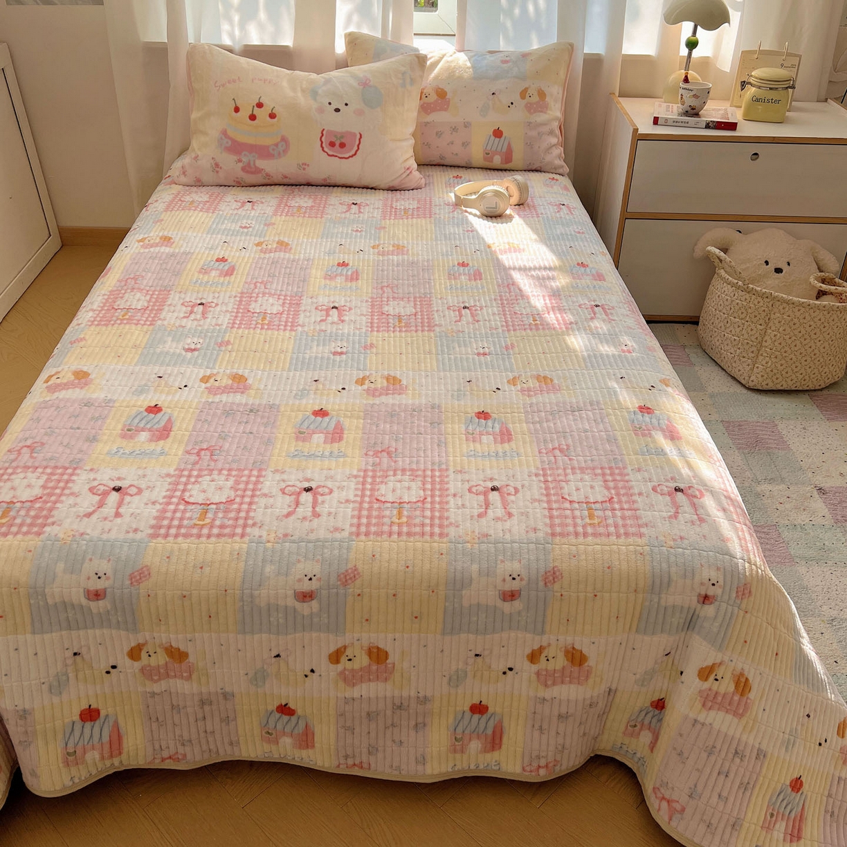 91家纺网 家纺一手货源 找家纺 桃喜 2025新款A类200g牛奶绒（含导电丝）印花床盖款四件套 房子小狗