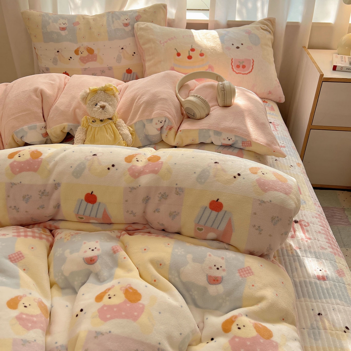 91家纺网 家纺一手货源 找家纺 桃喜 2025新款A类200g牛奶绒（含导电丝）印花床盖款四件套 房子小狗