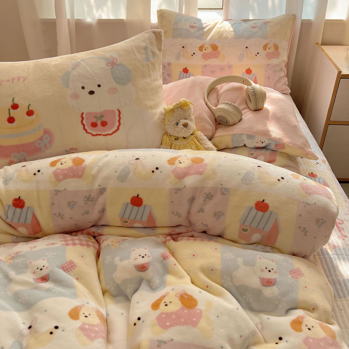 91家纺网 家纺一手货源 找家纺 桃喜 2025新款A类200g牛奶绒（含导电丝）印花床盖款四件套 房子小狗