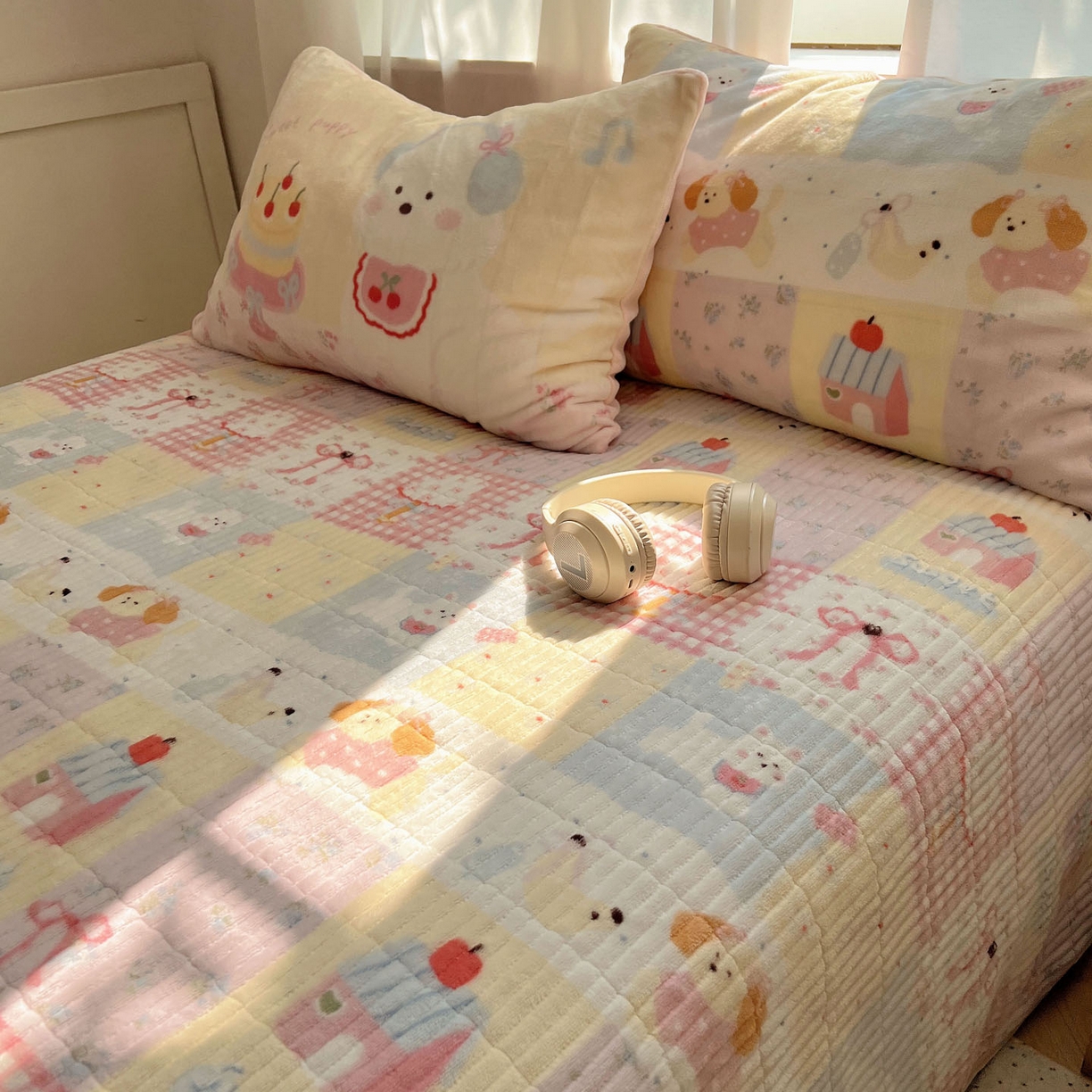 91家纺网 家纺一手货源 找家纺 桃喜 2025新款A类200g牛奶绒（含导电丝）印花床盖款四件套 房子小狗