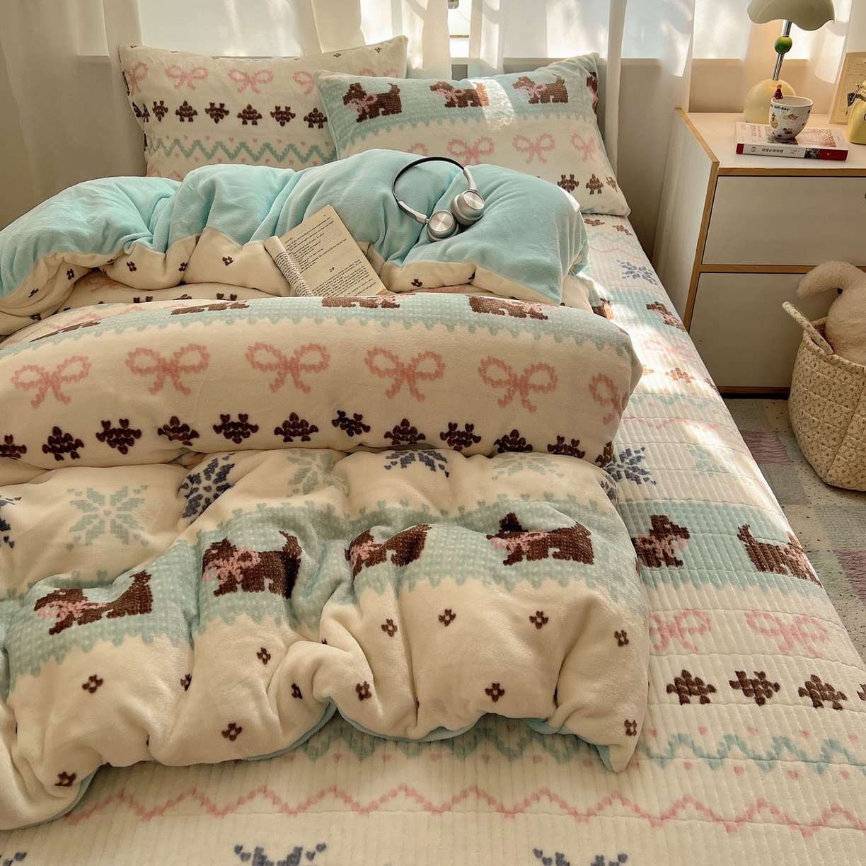 91家纺网 家纺一手货源 找家纺 桃喜 2025新款A类200g牛奶绒（含导电丝）印花床盖款四件套 费尔岛狗狗蓝