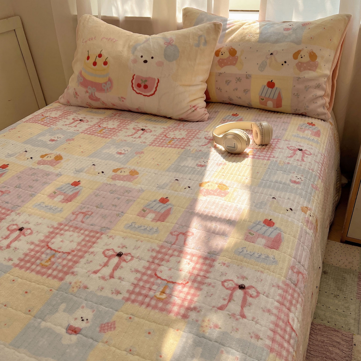 91家纺网 家纺一手货源 找家纺 桃喜 2025新款A类200g牛奶绒（含导电丝）印花床盖款四件套 房子小狗