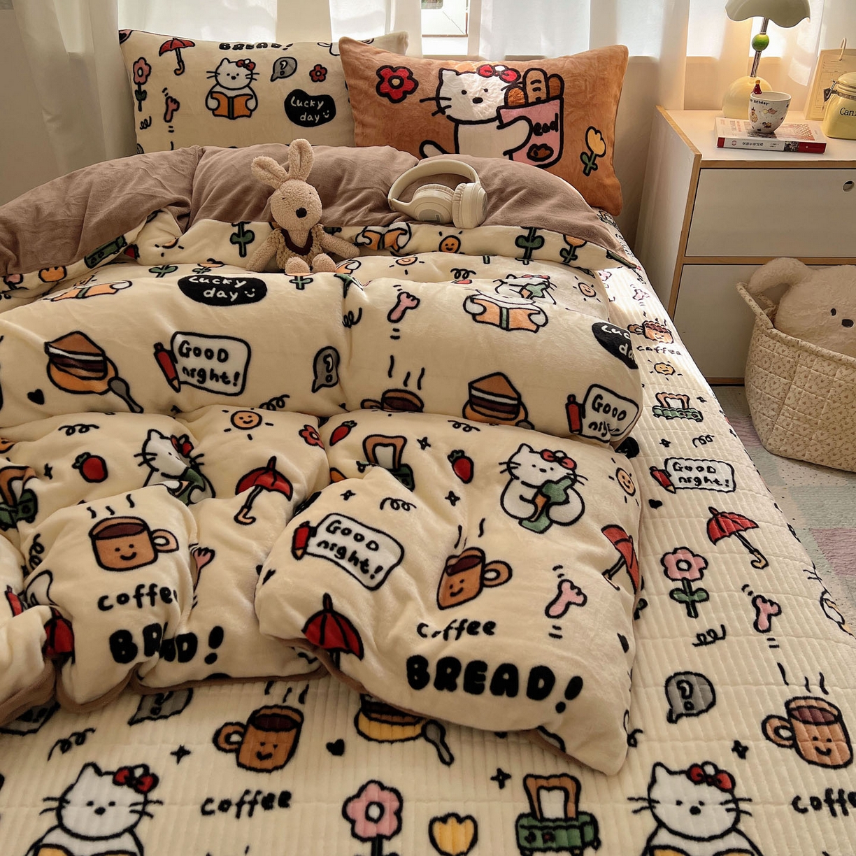 91家纺网 家纺一手货源 找家纺 桃喜 2025新款A类200g牛奶绒（含导电丝）印花床盖款四件套 小猫笔记