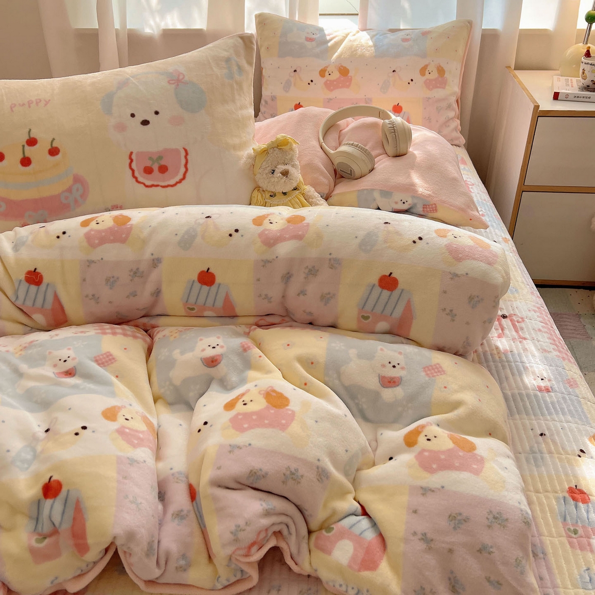 91家纺网 家纺一手货源 找家纺 桃喜 2025新款A类200g牛奶绒（含导电丝）印花床盖款四件套 房子小狗