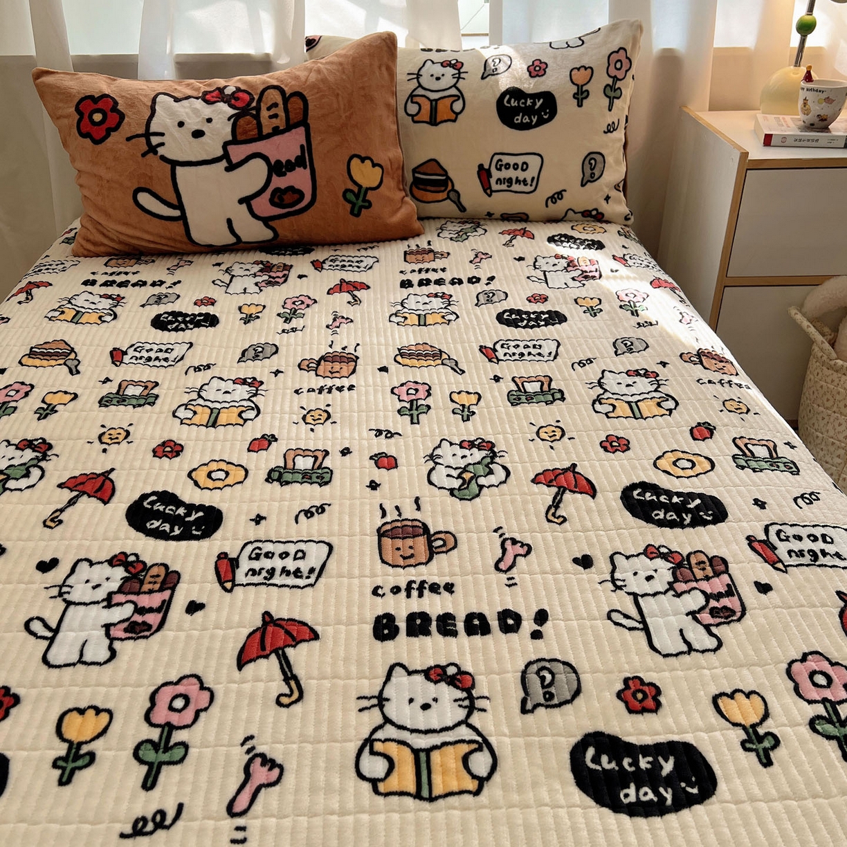 91家纺网 家纺一手货源 找家纺 桃喜 2025新款A类200g牛奶绒（含导电丝）印花床盖款四件套 小猫笔记